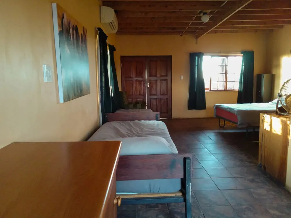 Habitación familiar del lodge, amplia y luminosa, ideal para grupos o familias que buscan privacidad y confort en África.